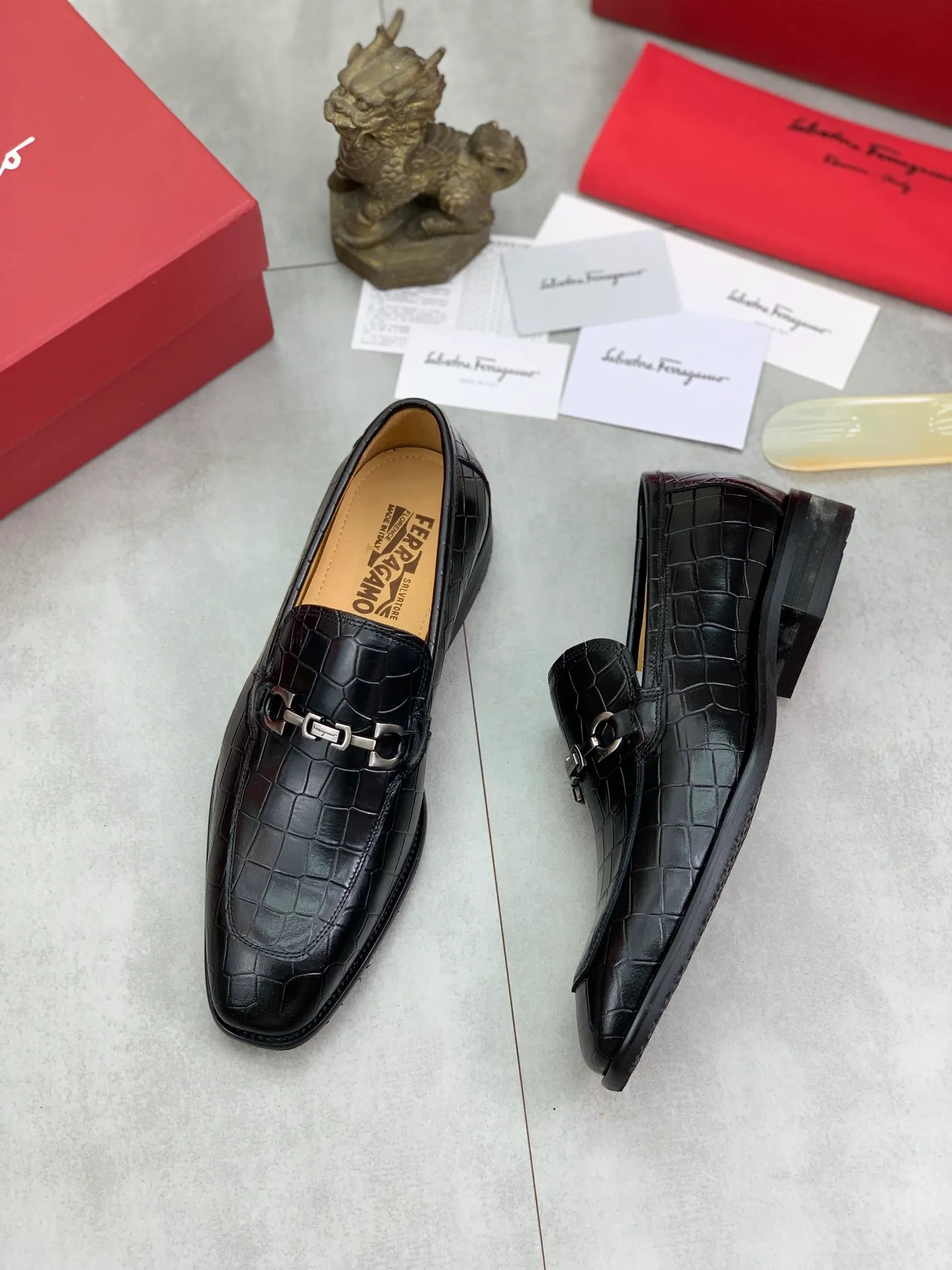Men's Men's Shoes 💰P460💰[New Style] Water-dyed Niuli 🆘[Salvatore Ferragamo] Ferragamo's latest casual business leather shoes for men! Available at counters simultaneously! The fabric is made of specially imported original pebbled calfskin, and the lining is made of imported water-dyed cowhide. It is absolutely luxurious and leads the fashion trend. Matching code: 38-45 (46 can be customized) multiple colors available